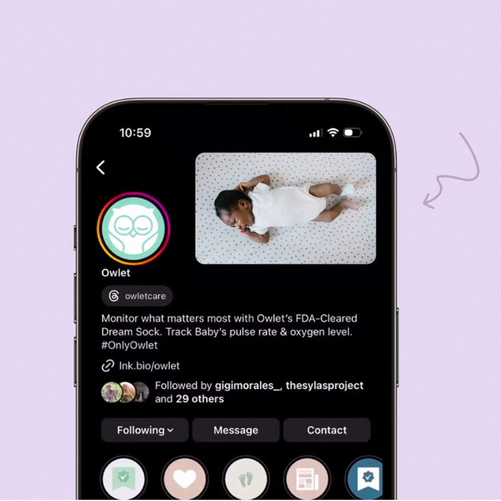 Ein Smartphone, das einen Instagram-Beitrag von Owlet anzeigt. Der Beitrag enthält ein Foto eines Babys, das auf dem Rücken liegt und ein weißes Outfit und eine intelligente Socke von Owlet trägt. Die Bildunterschrift macht Werbung für Owlets Dream Sock zur Überwachung der Pulsfrequenz und des Sauerstoffgehalts eines Babys mithilfe des Baby-Pulsoximeters.