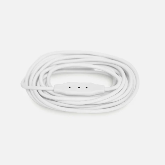 Das „Owletcare.de Owlet Dream Sight Kabel“ ist ein weißes, spiralförmiges Kopfhörerkabel mit einer Inline-Fernbedienung, die drei kleine Löcher aufweist und vor einem schlichten weißen Hintergrund abgebildet ist.