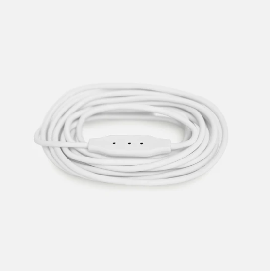 Das „Owletcare.de Owlet Dream Sight Kabel“ ist ein weißes, spiralförmiges Kopfhörerkabel mit einer Inline-Fernbedienung, die drei kleine Löcher aufweist und vor einem schlichten weißen Hintergrund abgebildet ist.