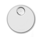 Die Owlet Dream Sock Basisstation von Owlet ist ein rundes, weißes Gerät mit einem kleinen, kreisförmigen Metallsensor an der Oberseite und einem eingeprägten "Owlet" in der unteren Mitte.