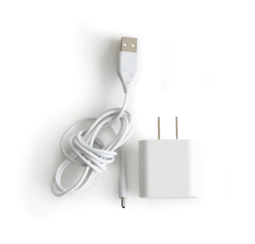 Ein weißes USB-Kabel mit Spiralkabel und einem Standard-USB-A-Anschluss an einem Ende, gepaart mit einem passenden weißen, quadratischen Wandladegerät mit zwei Stiften zum Einstecken in eine Steckdose. Perfekt als Ersatzteil für Ihr Owlet Smart Sock 3 Netzkabel und Adapter von Owletcare.de. Das Bild hat einen schlichten weißen Hintergrund.