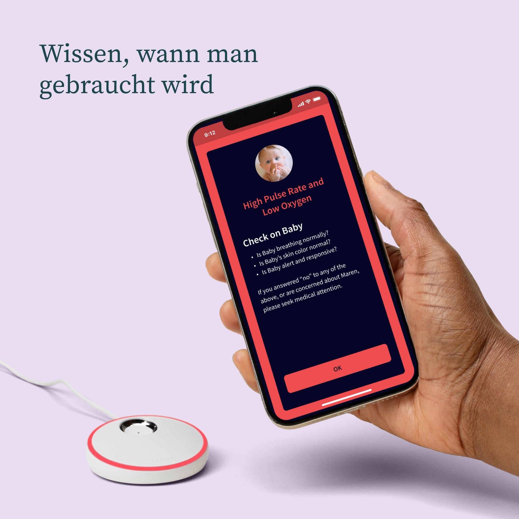 Eine Hand hält ein Smartphone, das eine Warnung für hohen Puls und niedrigen Sauerstoffgehalt bei einem Baby anzeigt. Daneben befindet sich die Ladestation des Geräts. Der deutsche Text oben lautet „Wissen, wann man gebraucht wird“. Diese Owlet Dream Sock: Medizinisch zertifiziertes Pulsoximeter für Babys von Owletcare.de sorgt dafür, dass Sie immer auf dem Laufenden sind. Der Hintergrund ist hellviolett.