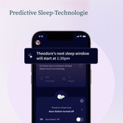 Auf einem Smartphone-Bildschirm wird eine App-Oberfläche zur Überwachung des Schlafs eines Babys angezeigt. In einer Benachrichtigungsblase steht „Theodores nächstes Schlaffenster beginnt um 13:30 Uhr.“ Der Hintergrund ist hell und oben steht der Text „Predictive Sleep-Technology“, der Ihr Erlebnis mit Owlet Dream Sock: Medizinisch zertifiziertes Pulsoximeter für Babys nahtlos verbessert.
