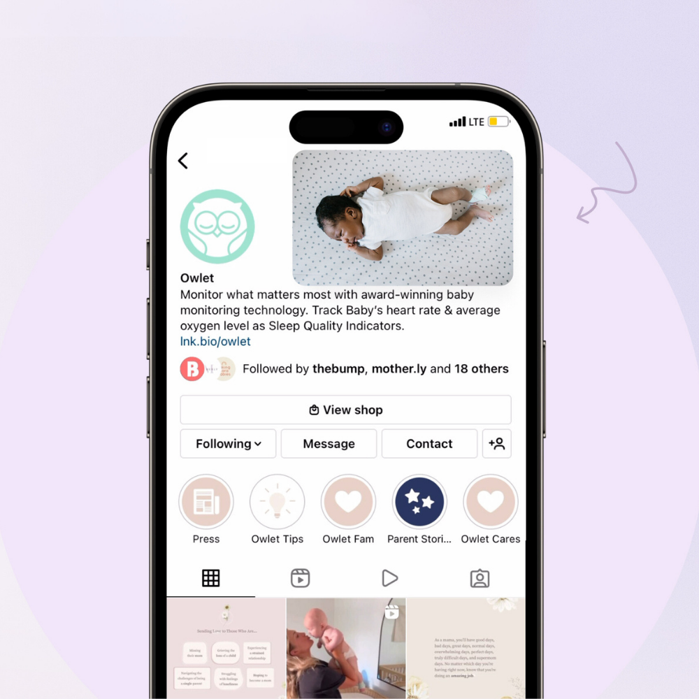 Ein Smartphone-Bildschirm, auf dem ein Instagram-Profil für Owlet angezeigt wird. Das Profil zeigt in der Profilüberschrift ein Foto eines Babys, das auf einem gemusterten Laken liegt, wobei sein Baby-Pulsoximeter hervorgehoben wird. Symbole für „Folgen“, „Nachricht“ und „Kontakt“ sind sichtbar, zusammen mit Followern und einer Reihe von Posts darunter.