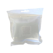 Ein kleines schwarzes Owlet Dream Sock Kabel von Owlet mit einem QR-Code ist in einer durchsichtigen, wiederverschließbaren Plastiktüte mit einem Aufhängeloch an der Oberseite vor einem weißen Hintergrund versiegelt.