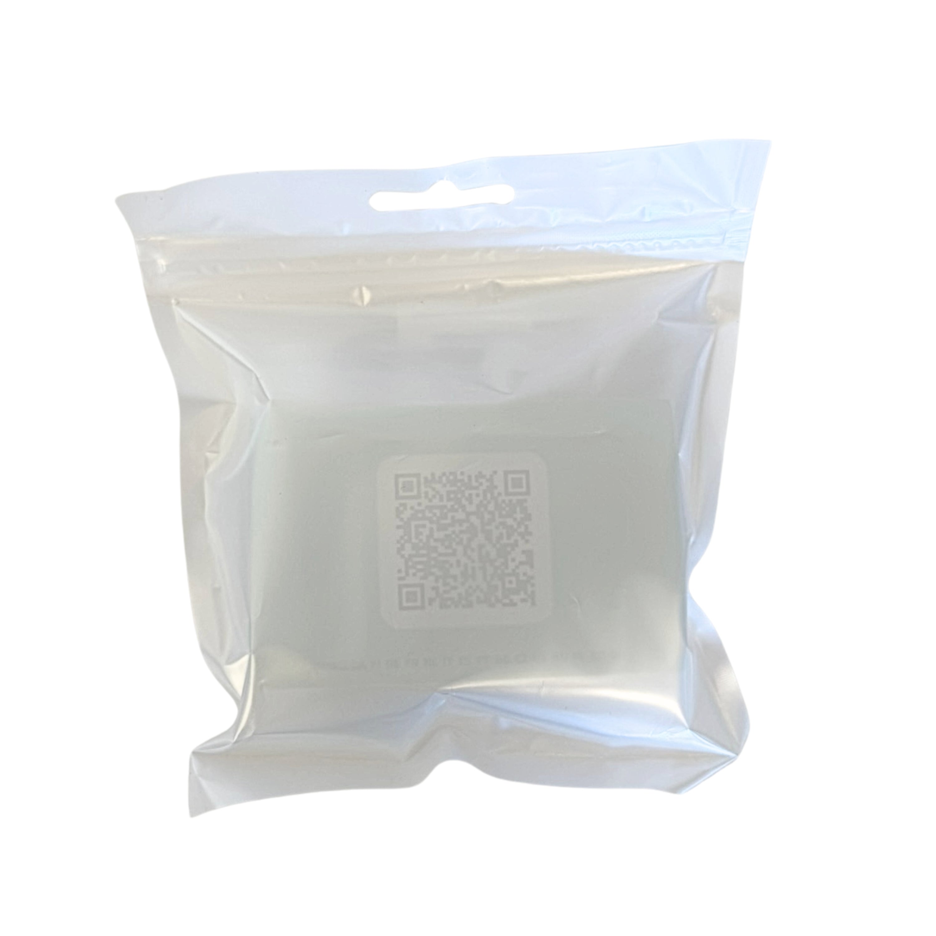 Ein kleines schwarzes Owlet Dream Sock Kabel von Owlet mit einem QR-Code ist in einer durchsichtigen, wiederverschließbaren Plastiktüte mit einem Aufhängeloch an der Oberseite vor einem weißen Hintergrund versiegelt.