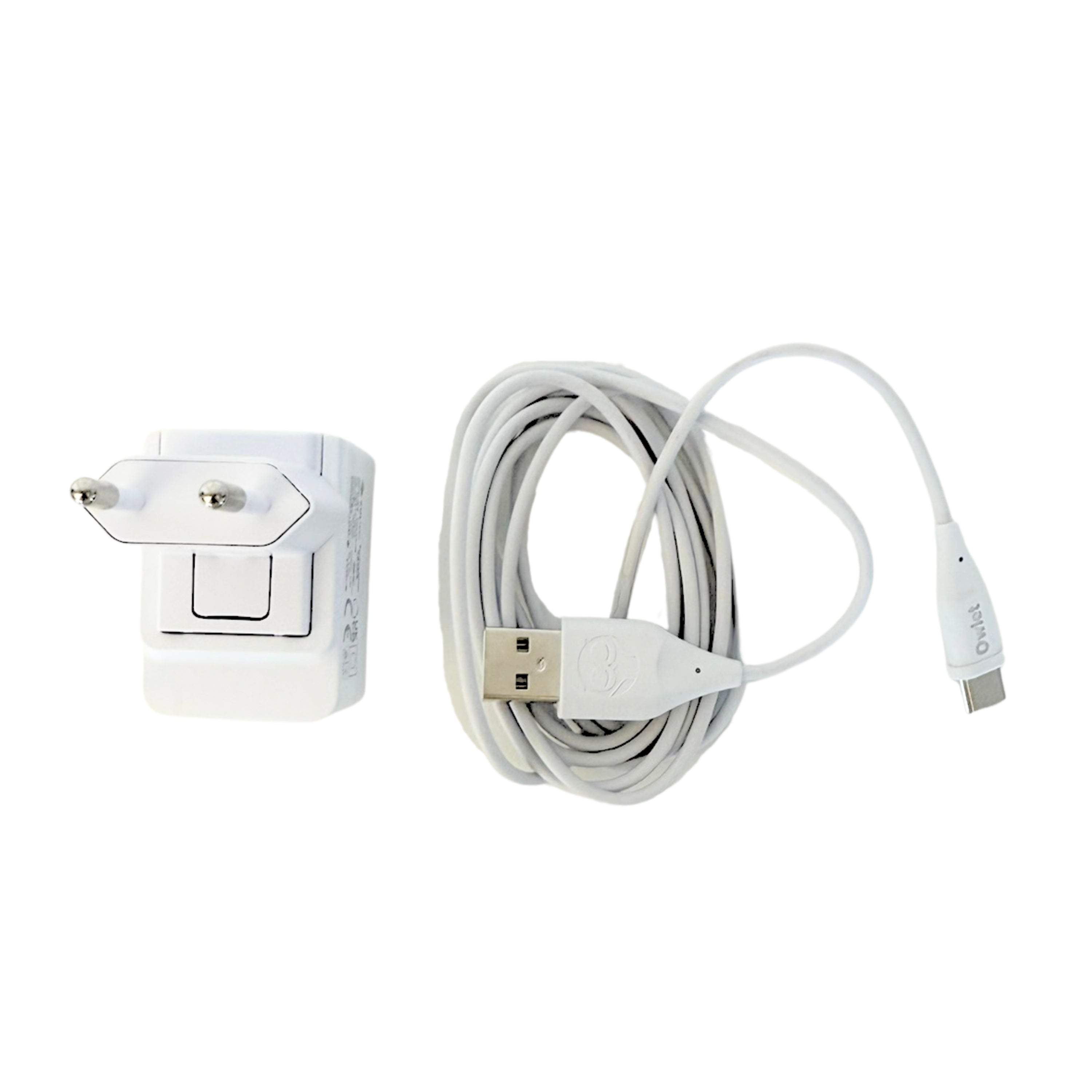 Das Bild zeigt das Owlet Dream Sock Kabel von Owlet: ein weißes Wandladegerät mit zwei runden Stiften neben einem gewickelten weißen USB-Kabel mit einem USB-A-Stecker an einem Ende und einem USB-C-Stecker am anderen.