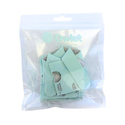 Eine durchsichtige Plastiktüte enthält das Owlet Dream Sock Set Mint (Gr. 1 + Gr. 2) Babyphone-Socken von Owlet mit ausgeschnittenen Löchern und Branding auf weißem Hintergrund.