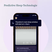 Ein Smartphone zeigt den Alarm einer Schlaftracking-App: Theodores nächstes Schlaffenster beginnt um 13:30 Uhr. Oben, "Predictive Sleep-Technologie"-ideal für Baby Überwachung mit dem Owlet Dream Bundle: Traumsocke + Cam 2 von Owletcare.de.