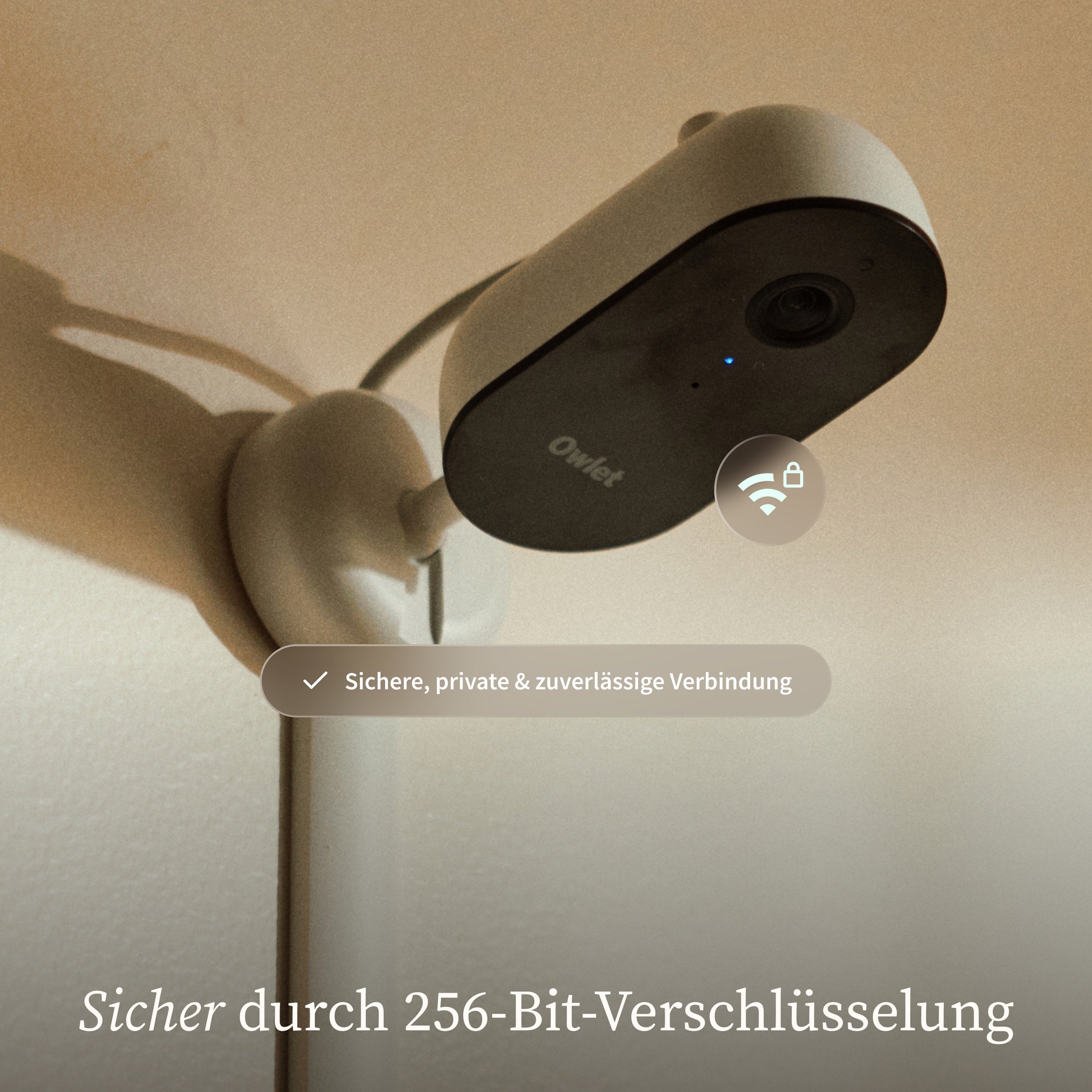 Die Owlet Dream Sight 2K HD Babyphone Kamera von Owletcare.de ist wandmontiert. Text: "Sichere, private & zuverlässige Verbindung" und "256-Bit-Verschlüsselung." 2K-HD-Video und Wi-Fi-Symbol sichtbar.