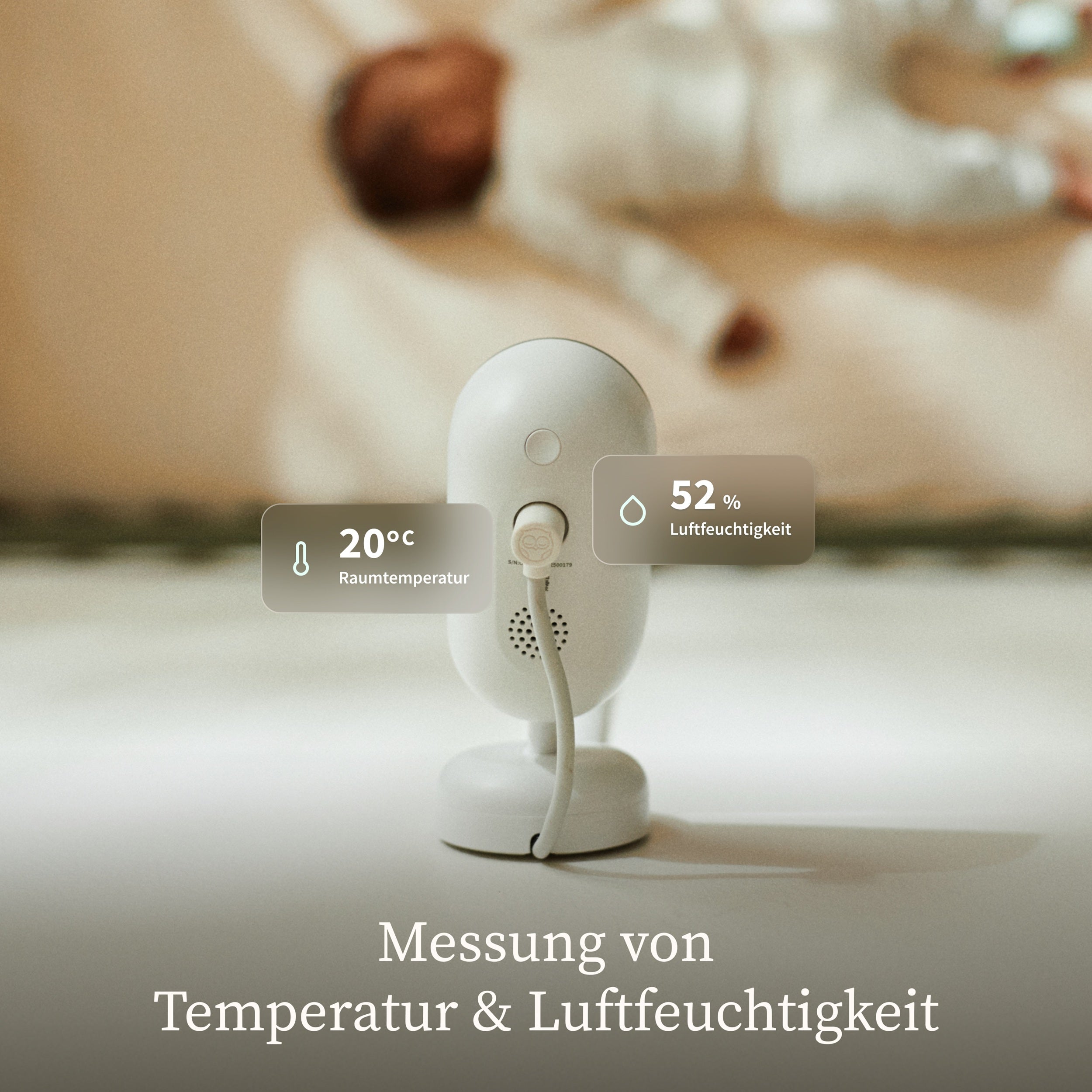 Das Owletcare.de Owlet Dream Sight: Neue 2K HD Babyphone Kamera zeigt Raumtemperatur (20°C) und Luftfeuchtigkeit (52%) an, während im Hintergrund ein Baby auf dem Bett liegt. Text: "Messung von Temperatur & Luftfeuchtigkeit.