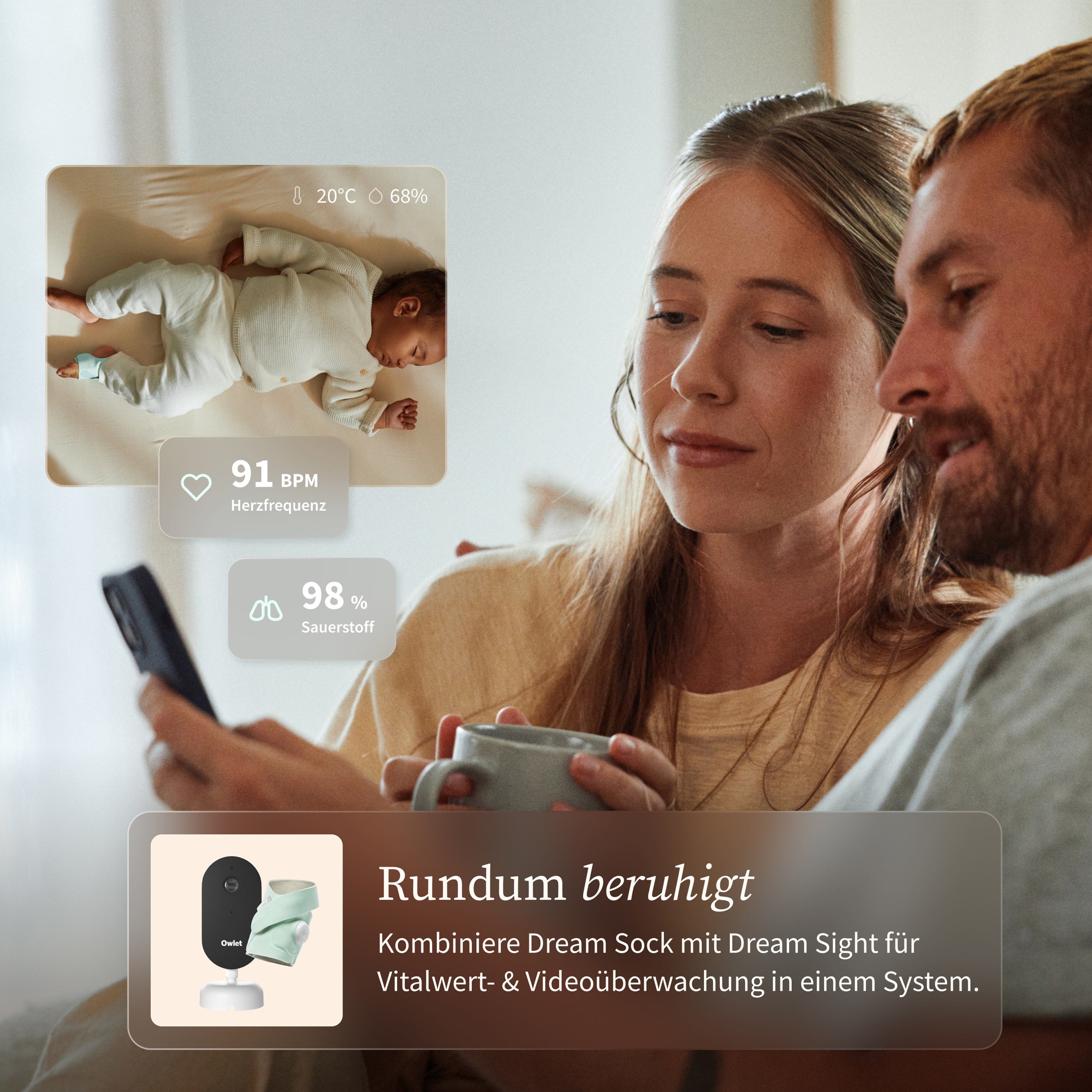 Ein Paar sitzt auf einem Sofa und schaut auf sein Smartphone. Ein Overlay zeigt ein schlafendes Baby mit Herzfrequenz und Sauerstoffgehalt. Der deutsche Text wirbt für das Owletcare.de Owlet Dream Sight: Neue 2K HD Babyphone Kamera für erweiterte Überwachung.