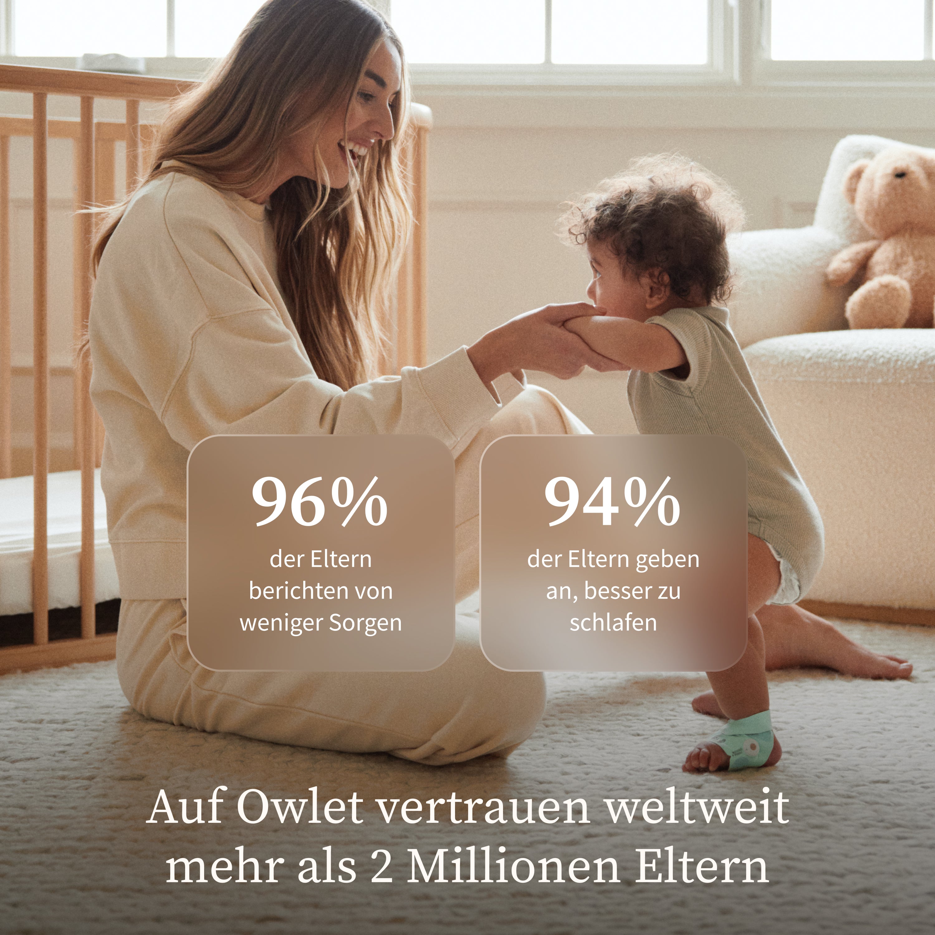 Eine Frau kniet im Kinderzimmer zu ihrem Kleinkind. Text: 96% der Eltern haben weniger Sorgen, 94% schlafen besser - dank Owlet Dream Duo (Dream Sock + Dream Sight Kamera). Weltweit vertrauen über 2 Mio. Eltern auf Owletcare.de.