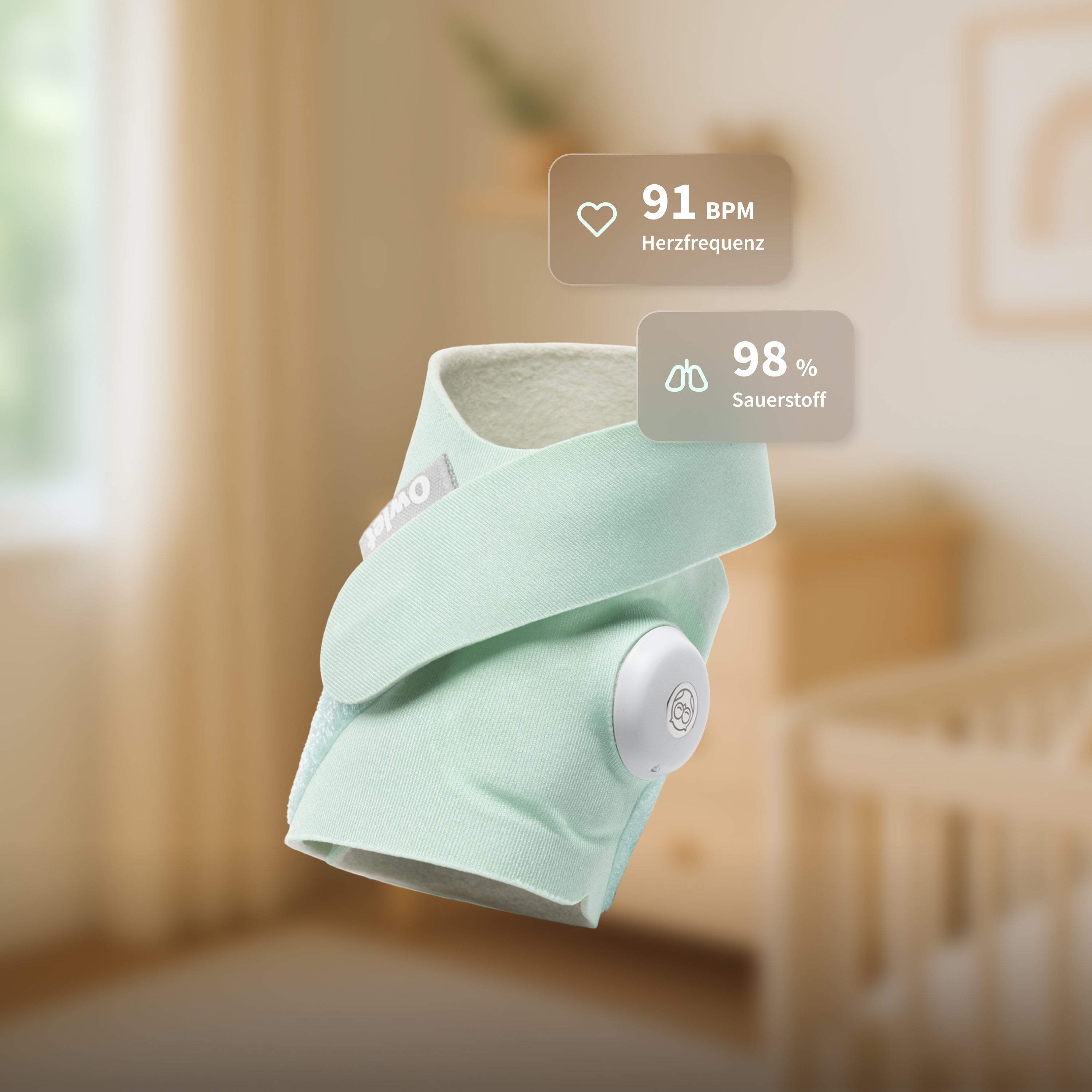 Ein mintgrüner „Owlet Dream Sock“ von Owletcare.de mit Ersatzsocke – ein tragbares Babyfon – zeigt in einem sanft beleuchteten Kinderzimmer eine Herzfrequenz von 91 Schlägen pro Minute und eine Sauerstoffsättigung von 98 % an. Dieses innovative Pulsoximeter für Babys bietet Echtzeitüberwachung für die Sicherheit Ihres Kleinen und Ihre eigene Beruhigung.