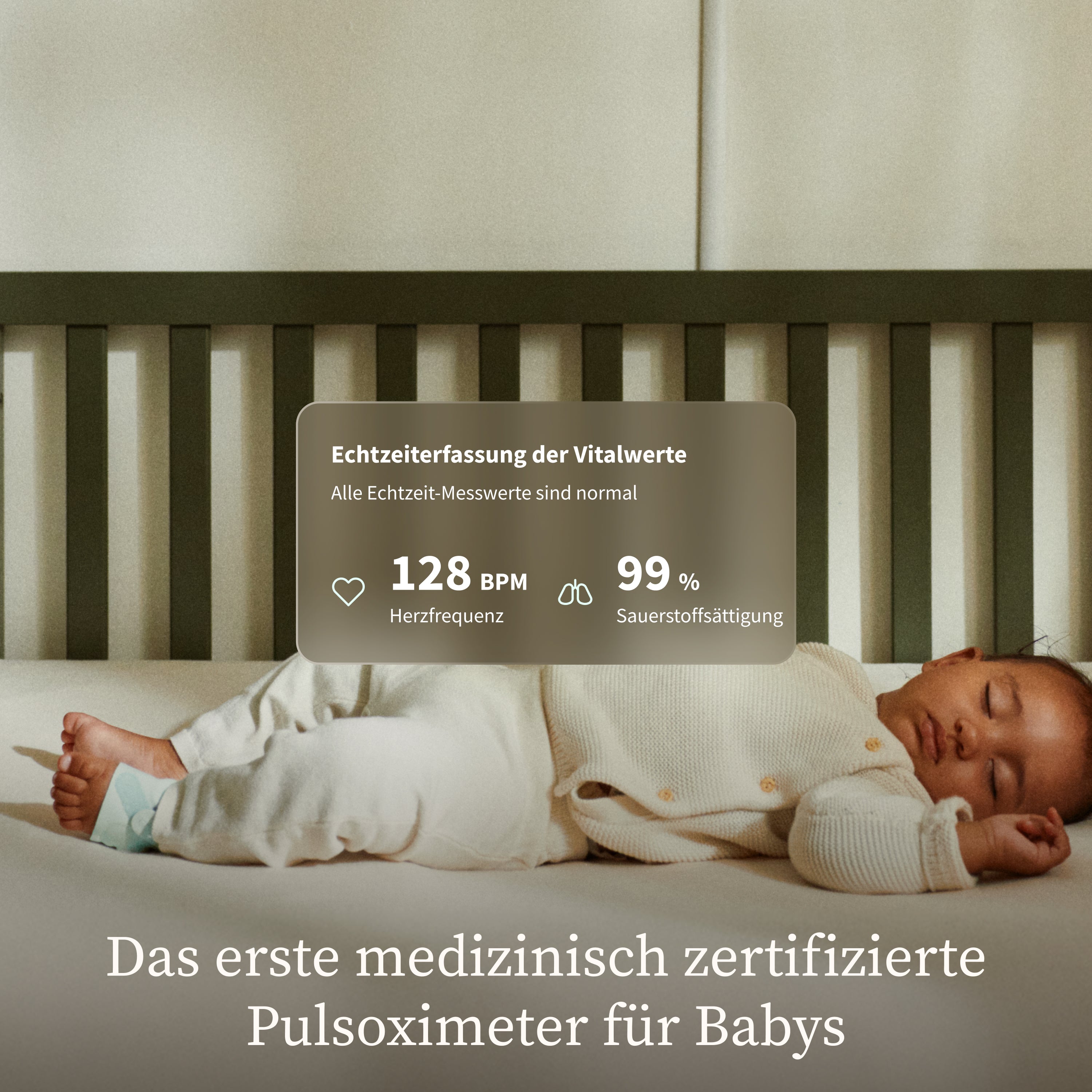 Ein Baby schläft in einem Kinderbett und trägt ein weißes Outfit. Ein Display zeigt die Vitalwerte an: Herzfrequenz 128 Schläge pro Minute, Sauerstoffsättigung 99 %. Der deutsche Text darunter lautet: „Das erste medizinisch zertifizierte Pulsoximeter für Babys.“ Im Bild ist das Produkt Owlet Dream Sock mit Ersatzsocke von Owletcare.de zu sehen.