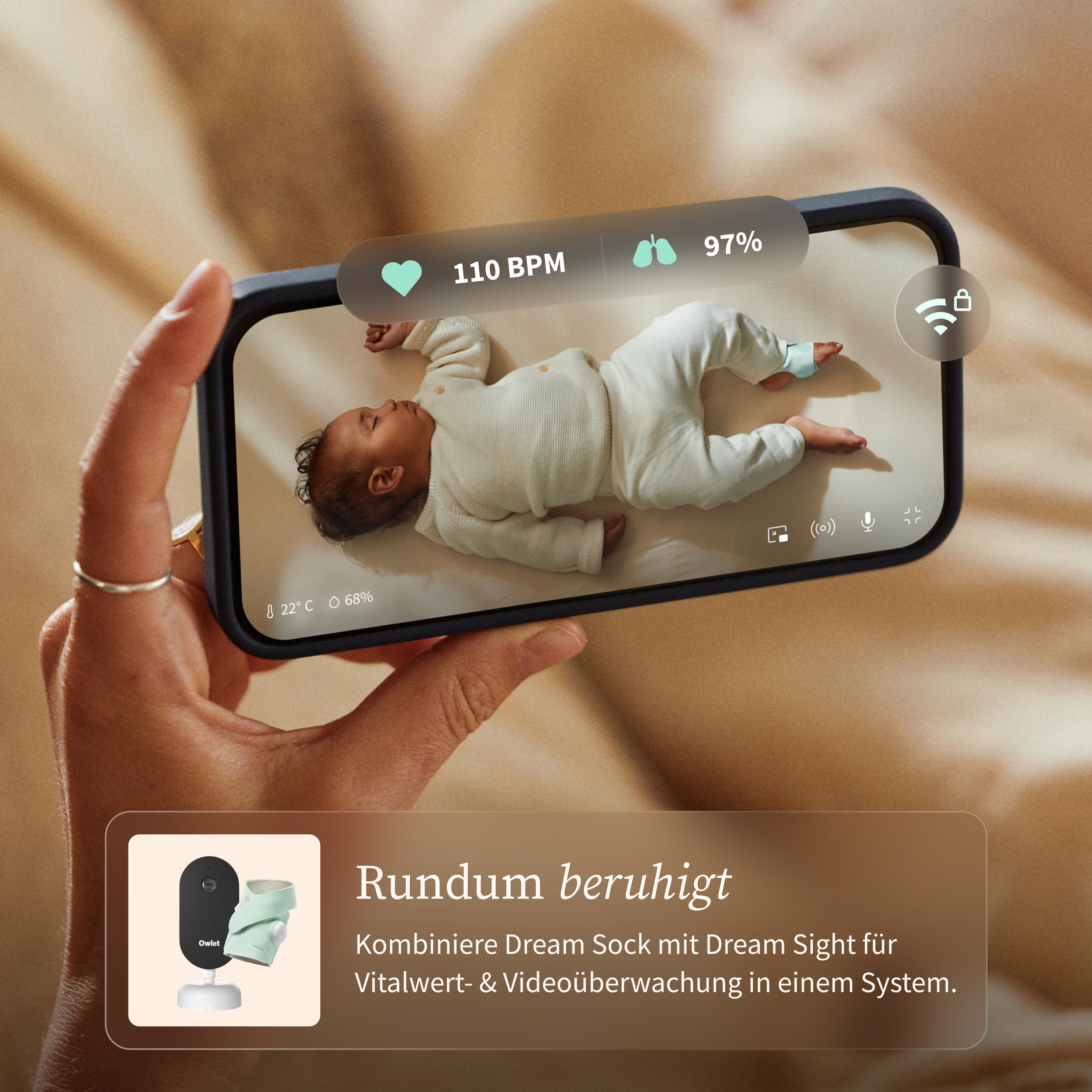 Eine Person hält ein Smartphone in der Hand, auf dessen Bildschirm ein in einem Kinderbett schlafendes Baby zu sehen ist, wobei Herzfrequenz und Sauerstoffsättigung auf dem Bildschirm angezeigt werden. Darunter wirbt ein Text für den „Owlet Dream Sock“ mit Ersatzsocke von Owletcare.de, der eine umfassende Überwachung der Vitalparameter sowie eine Videoüberwachung ermöglicht.