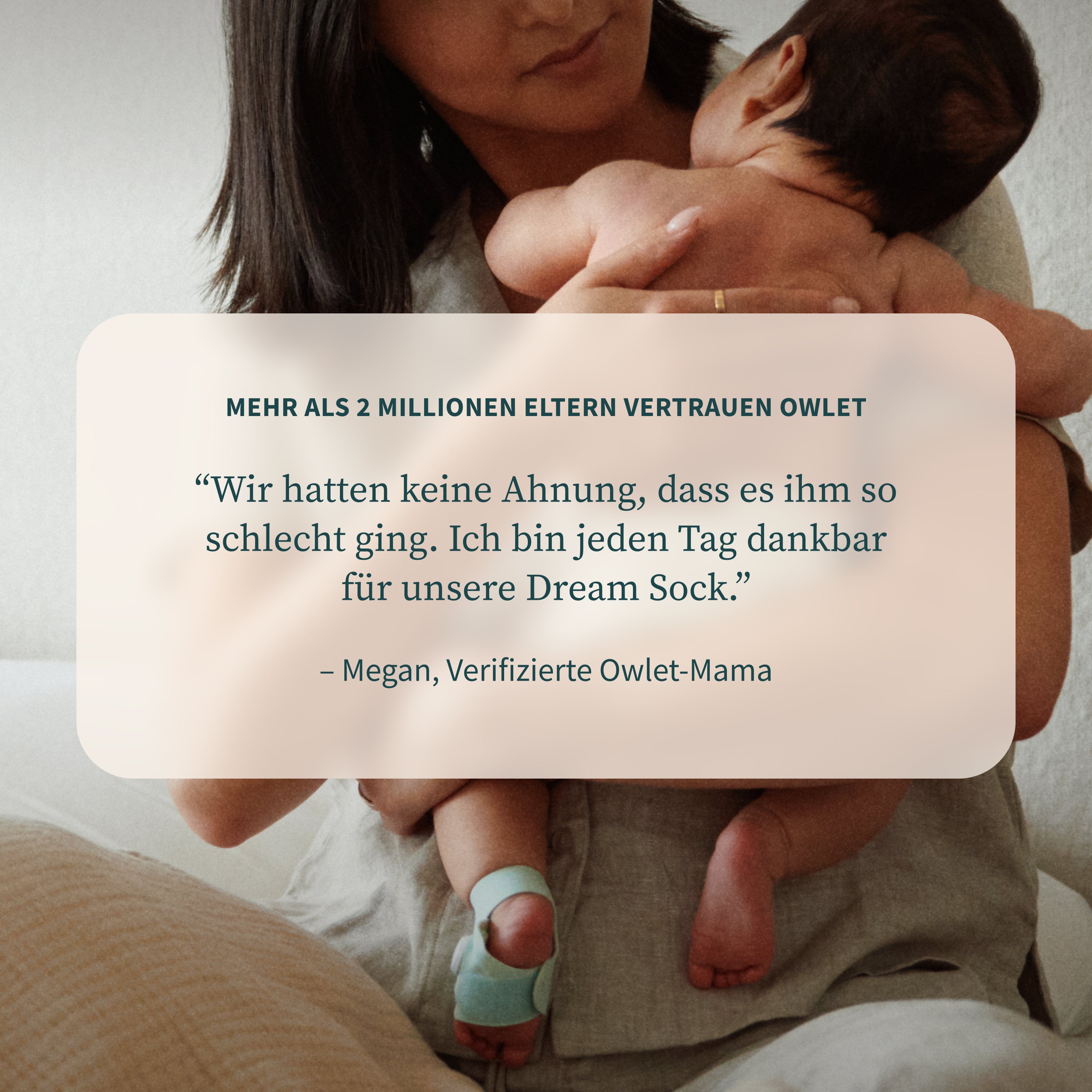 Eine Frau hält ein Baby im Arm, an dessen Fuß eine „Owlet Dream Sock“ von Owletcare.de mit Ersatzsocke in Türkis sitzt. Das Bild zeigt ein deutsches Kundenzitat, in dem Vertrauen in die „Owlet Dream Sock“ zum Ausdruck gebracht wird und das „Megan, verifizierte Owlet-Mama“ zugeschrieben wird.