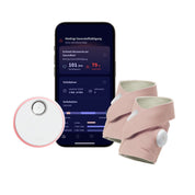Ein „Owlet Dream Duo“-Set von Owletcare.de mit Ersatzsocke, bestehend aus einem Smartphone zur Anzeige von Gesundheitsdaten, einem runden weißen Gerät mit rosa Rand sowie zwei rosa Sensor-Bändern aus Stoff zur Babyüberwachung.