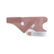 Die „Owlet Dream Sock“ von Owletcare.de mit Ersatzsocke aus rosa-weißem Stoff verfügt über Klettverschlüsse, einen runden Ausschnitt und ein Etikett mit der Aufschrift „9–18 MONATE“; abgebildet ist sie flach auf einem weißen Hintergrund.