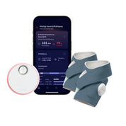 Ein Smartphone zeigt Gesundheitsdaten an. Daneben liegen die „Owlet Dream Sock mit Ersatzsocke“ von Owletcare.de – ein Paar weiche, graue, am Fuß tragbare Messgeräte zur Überwachung der Vitalparameter von Säuglingen – sowie ein rundes, weißes Gerät mit einem Knopf.