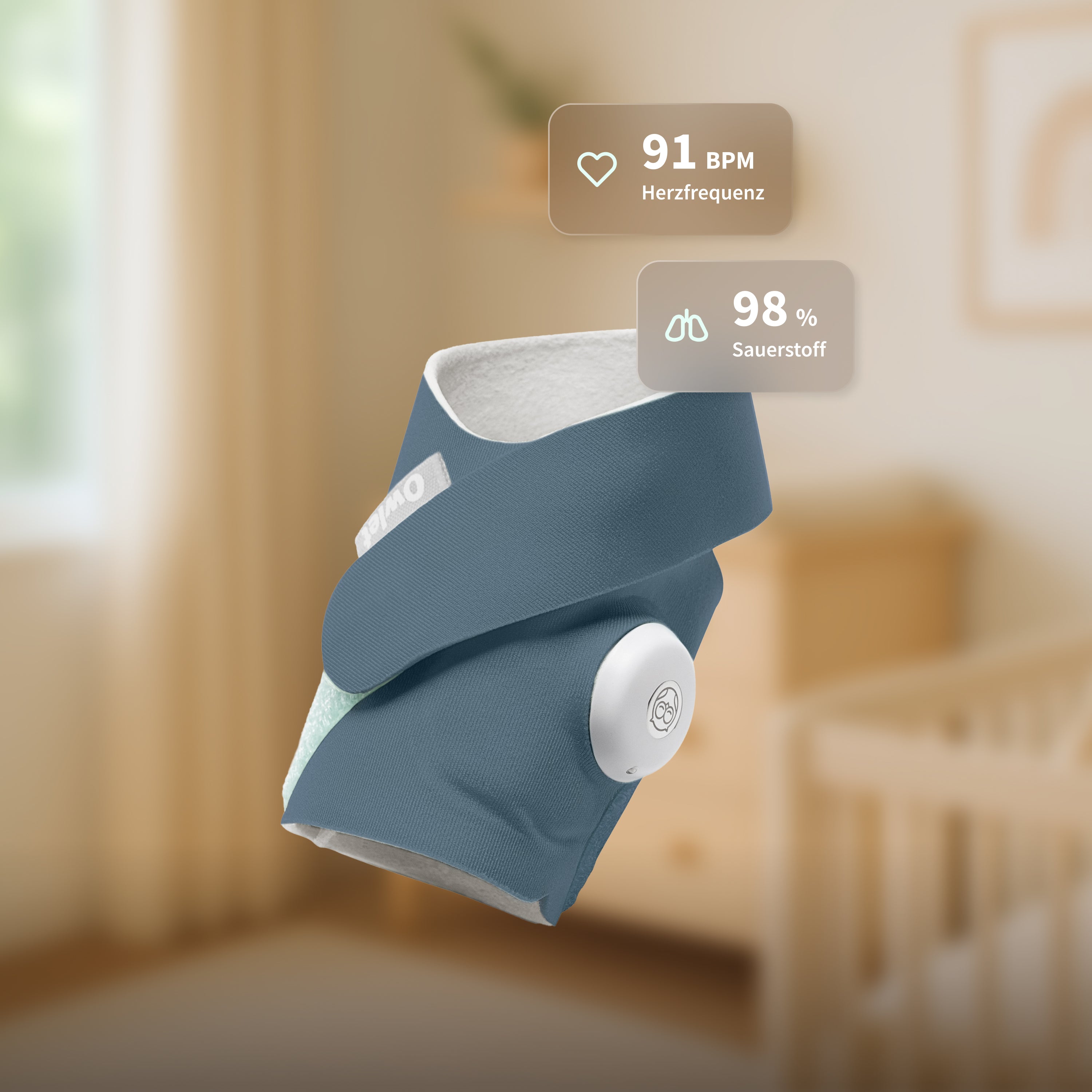 Die „Owlet Dream Sock“ mit Ersatzsocke von Owletcare.de ist ein tragbares Babyfon in Form eines Stulpenbandes, das die Herzfrequenz (91 Schläge pro Minute) und den Sauerstoffgehalt (98 %) Ihres Babys vor einem verschwommenen Hintergrund eines Kinderzimmers anzeigt und mit einem runden Sensor ausgestattet ist.