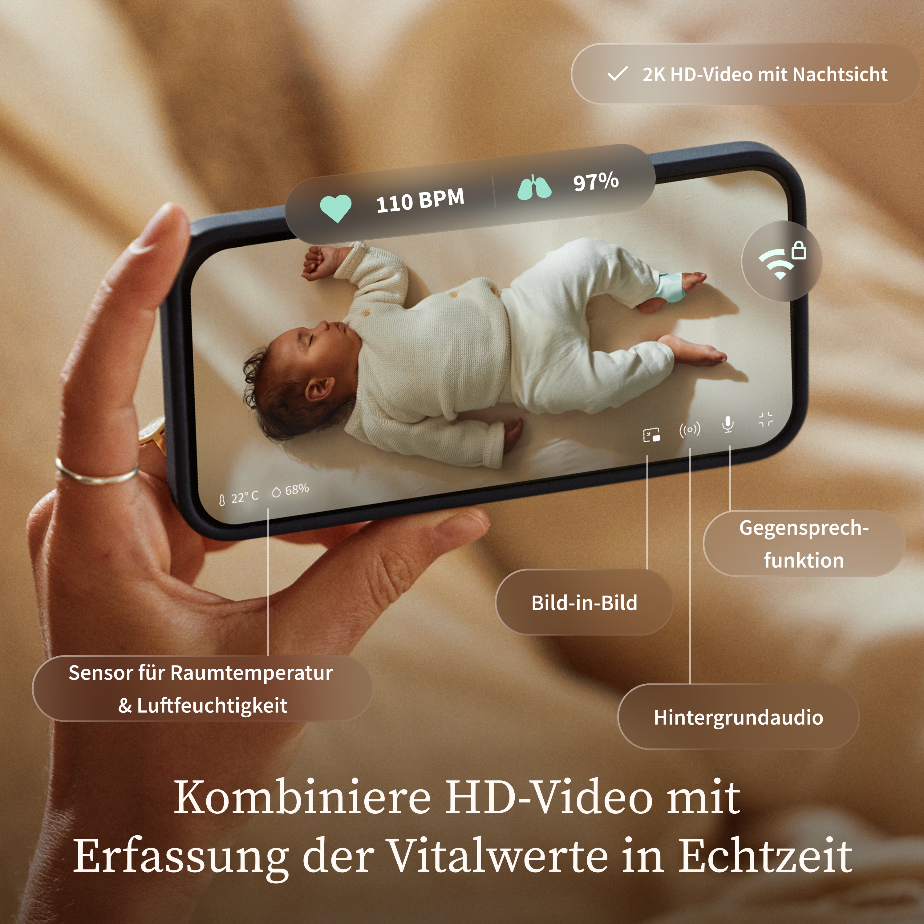 Eine Hand hält ein Smartphone, auf dessen Bildschirm ein schlafendes Baby mit Gesundheitsdaten zu sehen ist. Beschriftungen heben Funktionen wie HD-Video, Temperatursensor, Zwei-Wege-Audio, Bild-in-Bild und Hintergrund-Audio hervor. Zu sehen ist das Owlet Dream Duo mit Ersatzsocke von Owletcare.de. Der Text ist auf Deutsch.