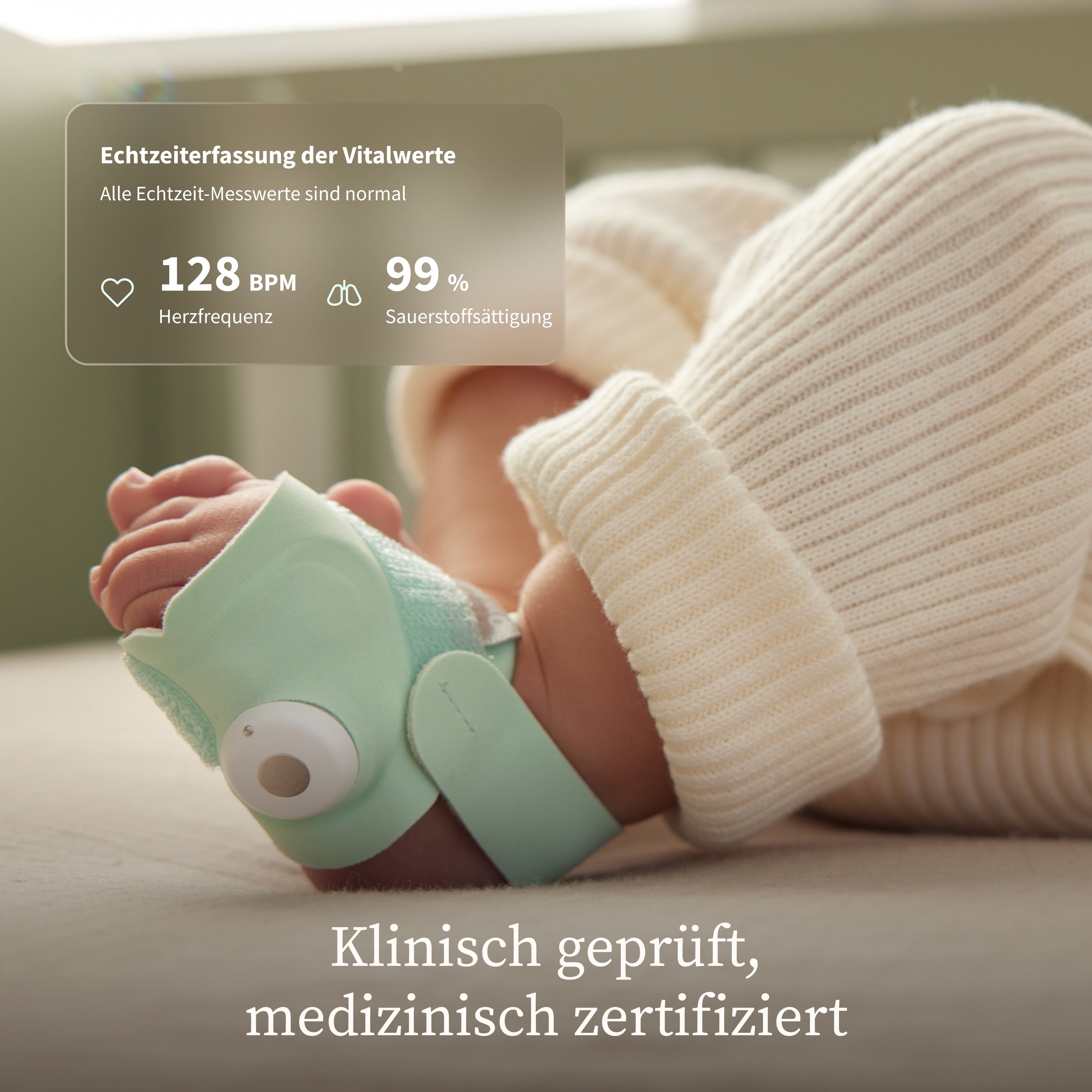 Der Fuß eines Babys mit einem daran befestigten „Owlet Dream Duo“ mit Ersatzsocke in Mintgrün von Owletcare.de, auf dessen Bildschirm Herzfrequenz und Sauerstoffsättigung angezeigt werden. Der deutsche Text lautet: „Klinisch geprüft, medizinisch zertifiziert.“.