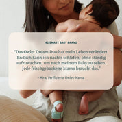 Eine Frau wiegt ein Baby auf ihrem Schoß. Über dem Bild ist in einem weißen Kasten ein deutsches Kundenfeedback zu sehen, in dem das „Owlet Dream Duo mit Ersatzsocke“ von Owletcare.de gelobt wird.
