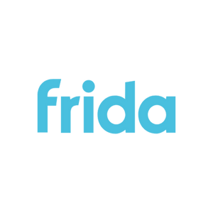 Das Bild zeigt das Wort „Frida“ in Kleinbuchstaben, hellblauen Buchstaben in einer abgerundeten serifenlosen Schriftart, zentriert auf einem weißen Hintergrund, was an die sanften Töne erinnert, die für Babyüberwachungsgeräte wie Baby-Pulsoximeter verwendet werden.